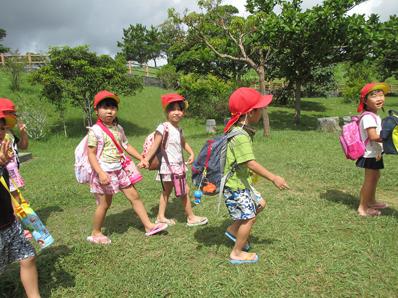 遠足は楽しいぃな