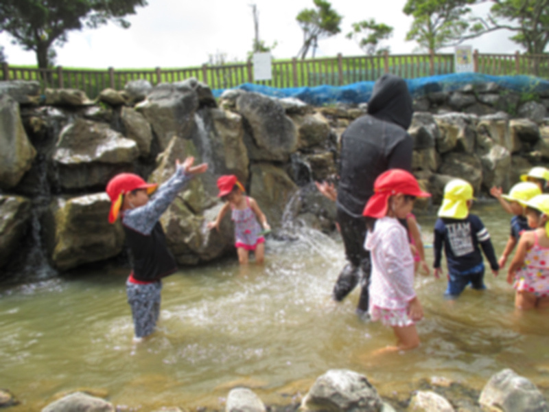 倉敷ダム園外保育水遊び